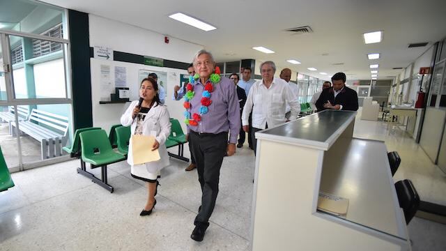 El presidente López Obrador recorre el Hospital Rural Tuxpan, en Michoacán.