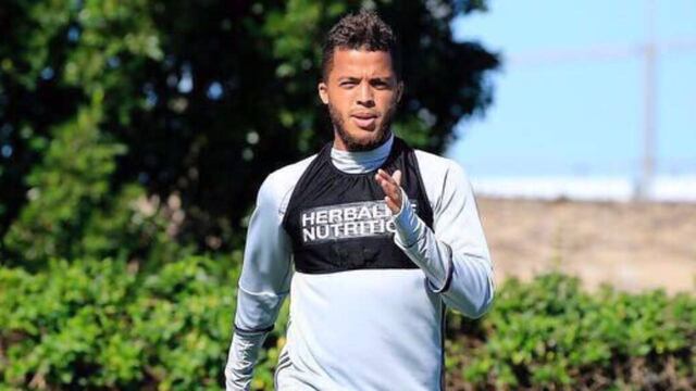 Gio dos Santos entrenado con su club.