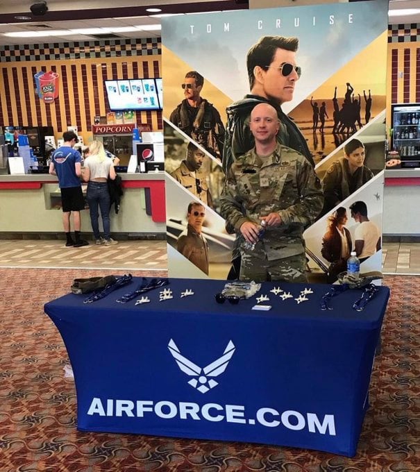Top Gun Maverick, mesa de reclutamiento a la Fuerza Aérea de Estados Unidos
