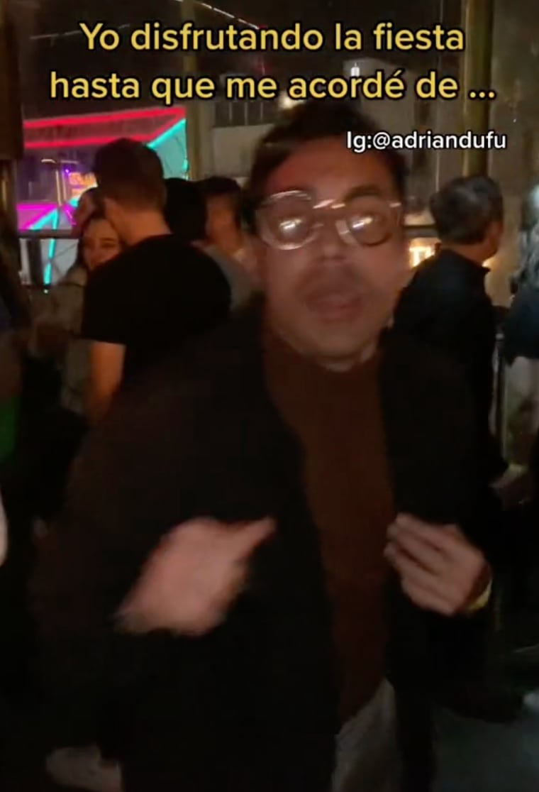 Andaba de fiesta y se acordó de la hora