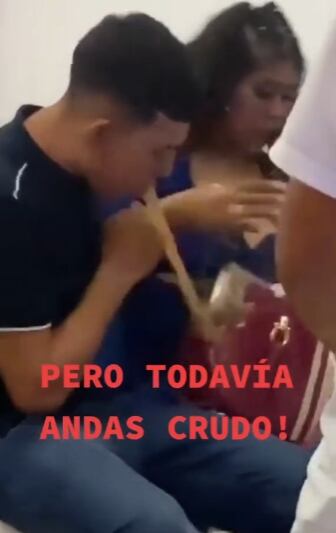 Pareja besándose termina en una situación desagradable