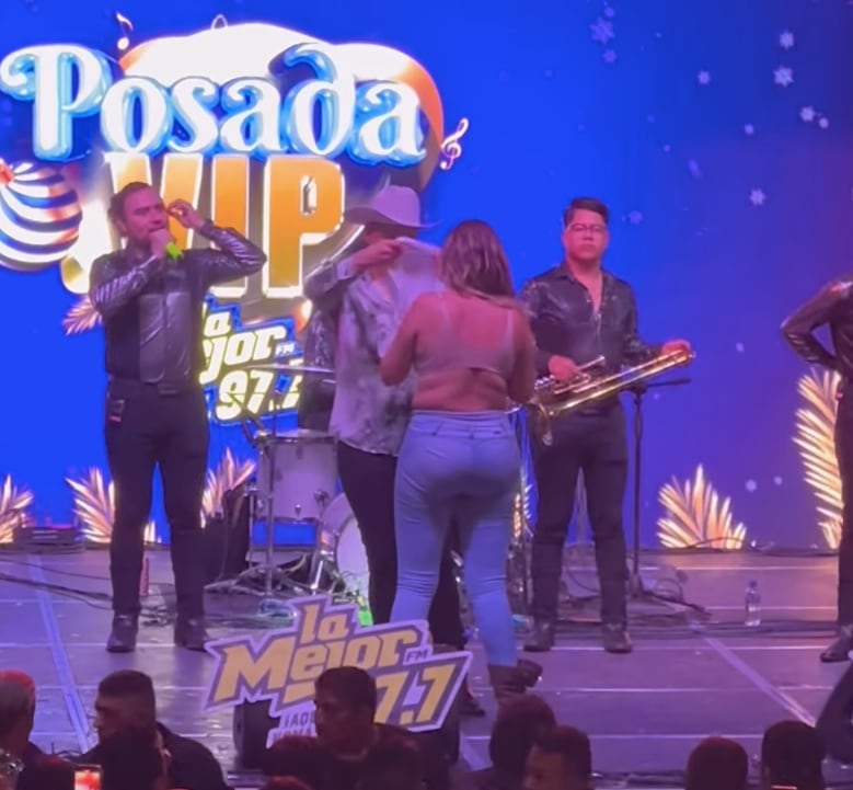 El Yaki ayuda a fan a vestirse