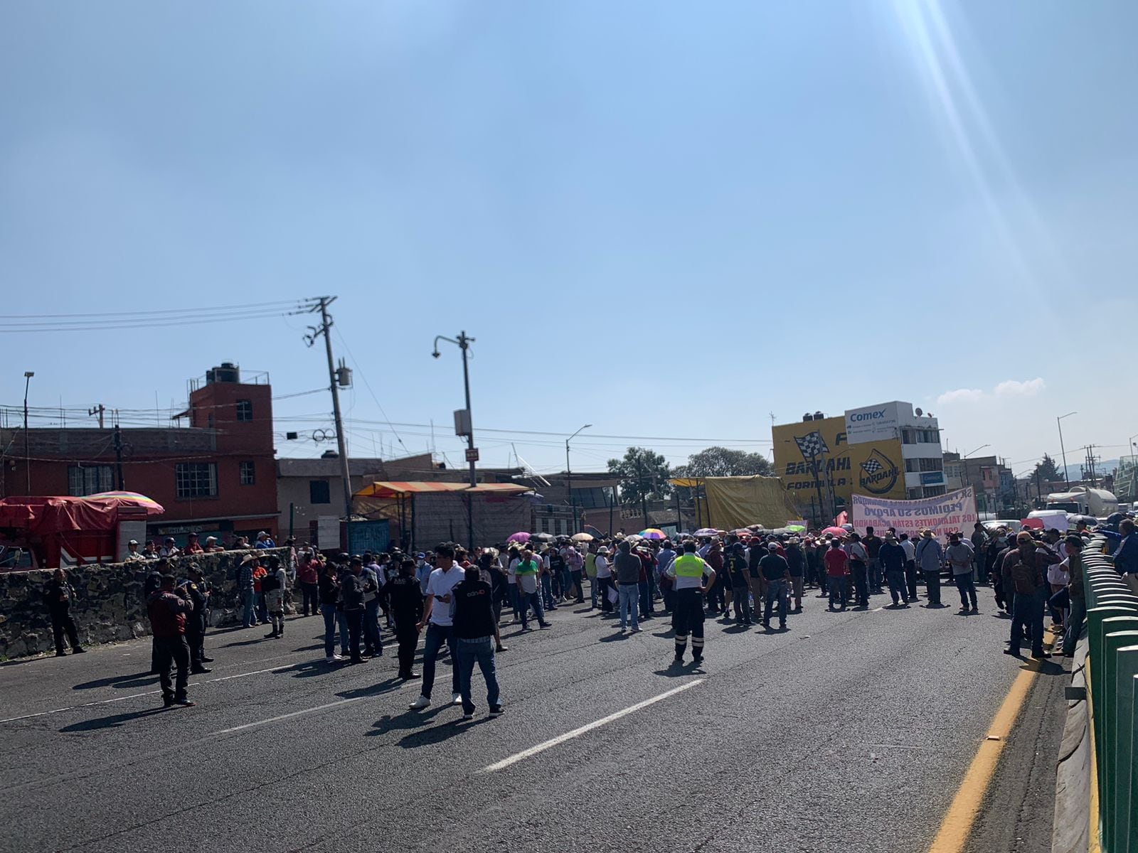 Bloqueo en México-Cuernavaca por tala ilegal de árboles