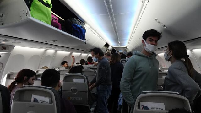 Pasajeros y tripulantes al interior de un avión