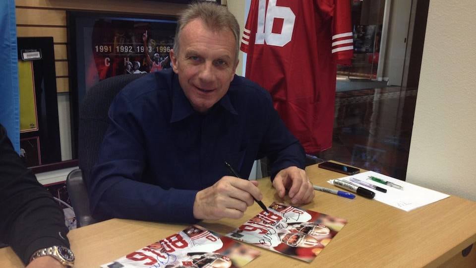 Montana firmando autógrafos
