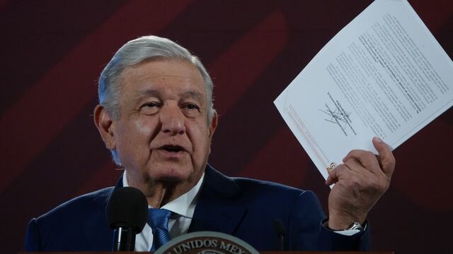 AMLO exhibe contrato señalado por Proceso