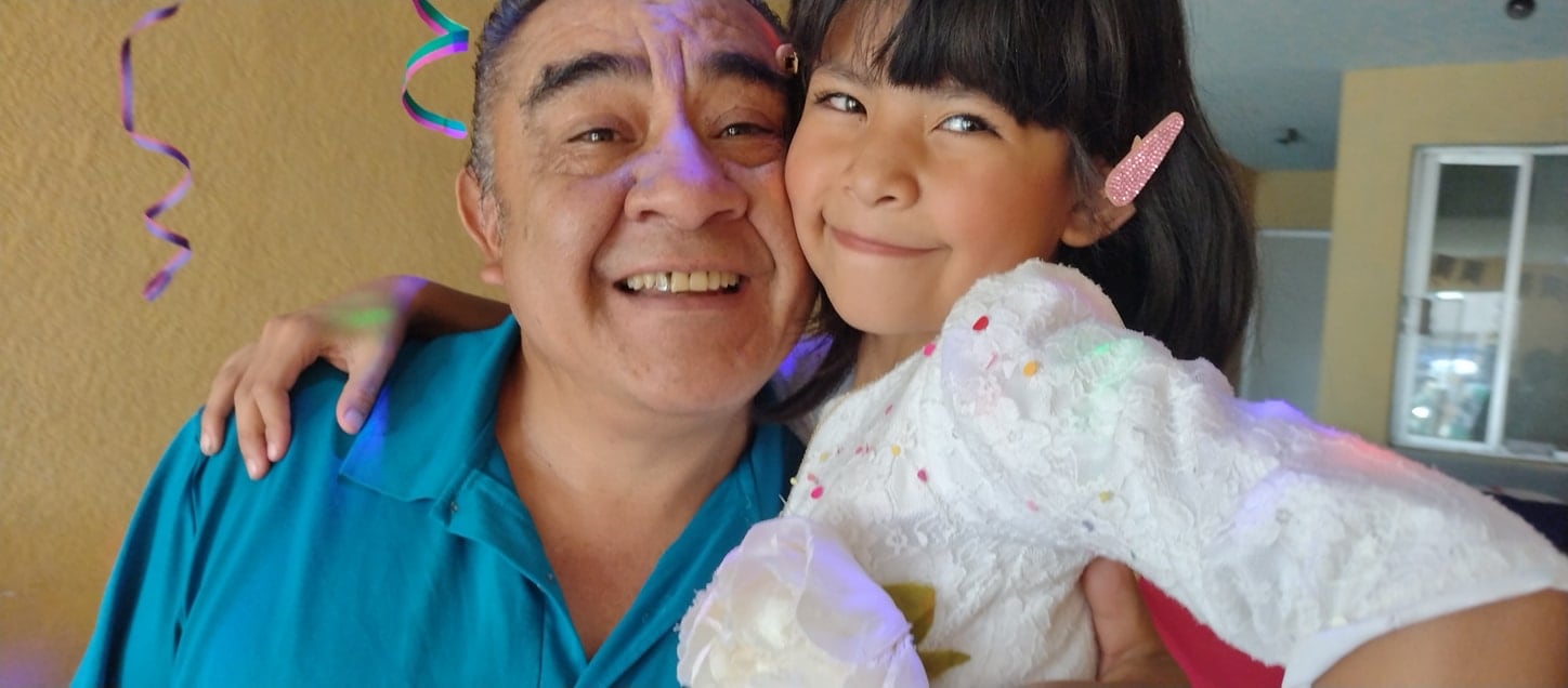 Marco Antonio Terrón con su nieta Marimar, hija de la voz de "fierro viejo".