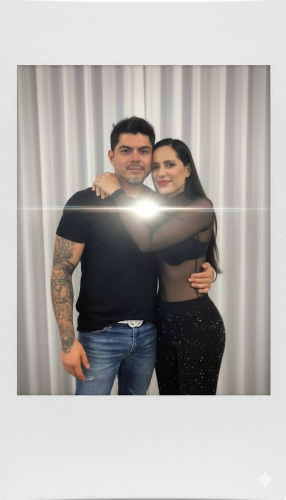 Sandra Cuevas comparte foto polaroid de Gemini abrazada de Carlos Jiménez