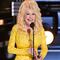 Dolly Parton recibe dosis de vacuna contra Covid-19 que ella misma financió