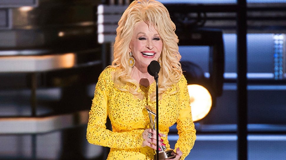 Dolly Parton recibe dosis de vacuna contra Covid-19 que ella misma financió