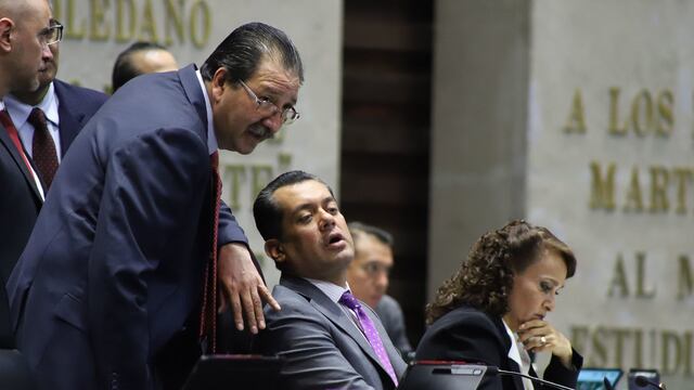 Reginaldo Sandoval, diputado del PT, dialoga con el presidente de la Mesa Directiva de la Cámara de Diputados, Sergio Gutiérrez Luna