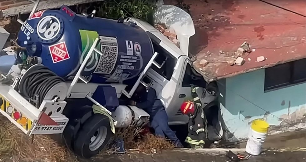 Pipa de gas impacta viviendas en Naucalpan