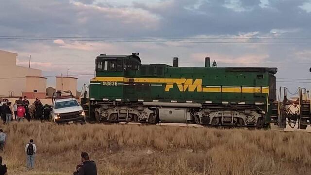 Tren se impacta contra una camioneta de CFE en Ecatepec; hay dos heridos