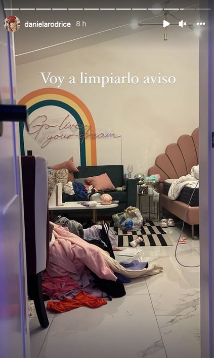 Daniela Rodrice muestra el desorden de su habitación