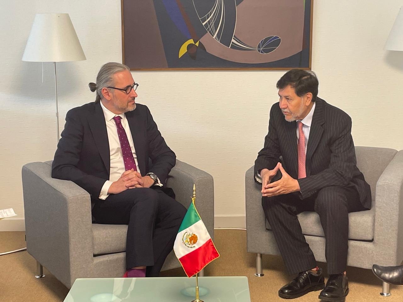 Gerardo Fernández Noroña ignora las críticas y toma muchas fotos con líderes de Europa en su gira