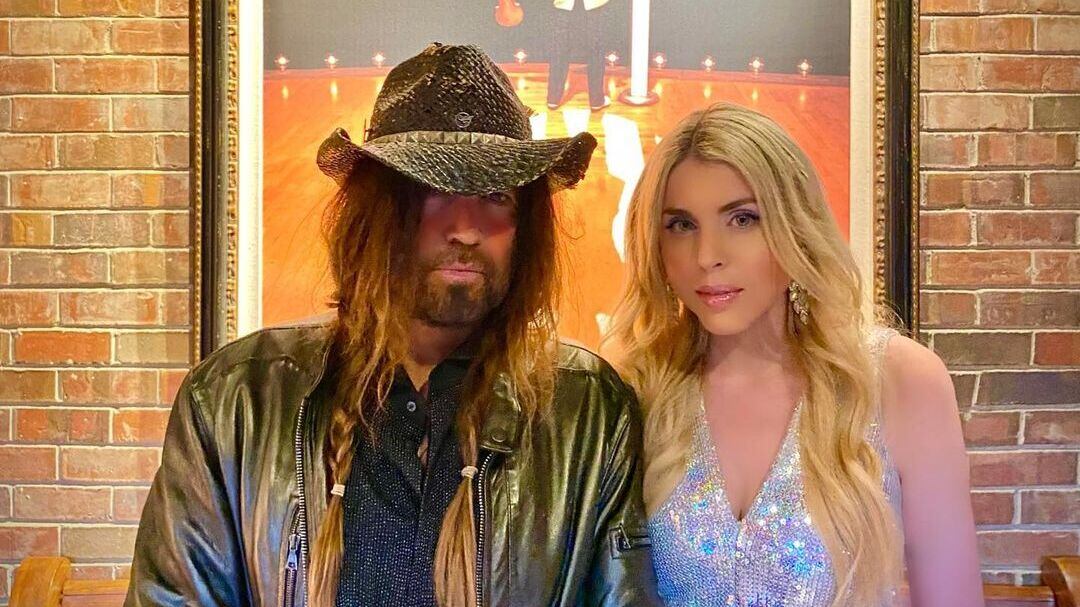 A Billy Ray, papá de Miley Cyrus, le duró menos de un año el amor con Firerose; ya hasta se están divorciando