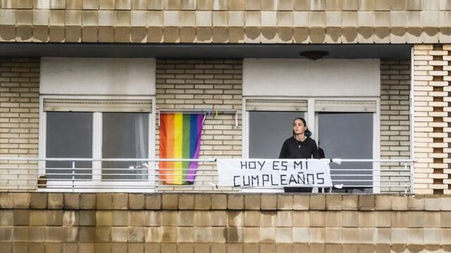 La chica colocó un cartel en su balcón anunciado su cumpleaños