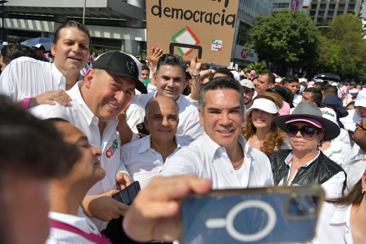 Alejandro Moreno en marcha por el INE