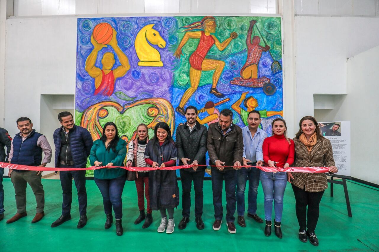 David de la Peña Marroquín inaugura mural del colombiano Gabriel Calle Arango en el gimnasio de Santiago