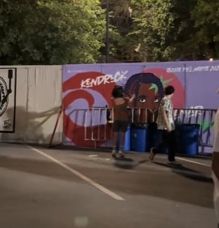 Fans de Kendrick Lamar golpeando publicidad del Tecate Pal Norte