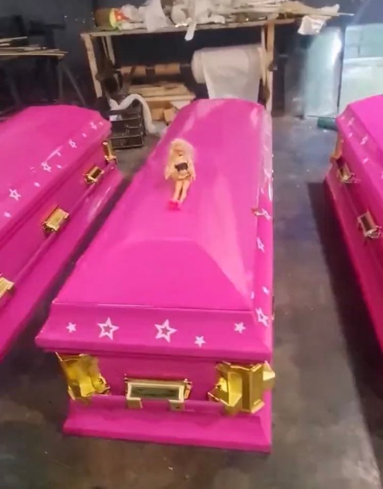 ¿Ataúd de Barbie? Alguien se tomó muy en serio pensar en la muerte y este es el precio en oferta