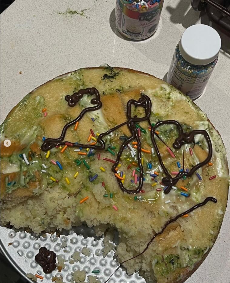 Danna Paola presume su pastel feo de cumpleños, pero aun asi le gustó