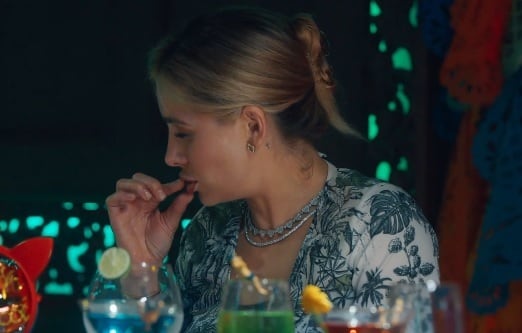 Marcela Mistral se quita un vidrio tras agresión de Poncho de Nigris en Secretos de Parejas.