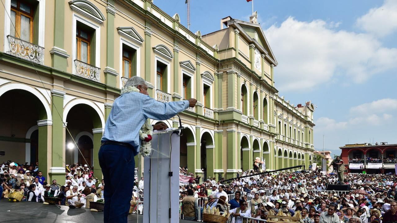 Regresa AMLO por tierra a la capital del país tras gira por Veracruz