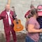 Albañil propone matrimonio a su novia en medio de la construcción