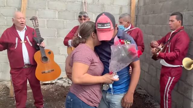 Albañil propone matrimonio a su novia