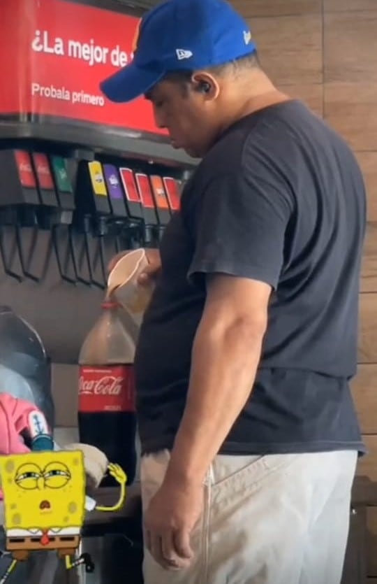 Hombre rellenando su envase de Coca-Cola de 2 litros