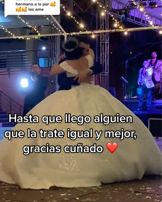 Se reencuentra con su familia en la boda de su hermana