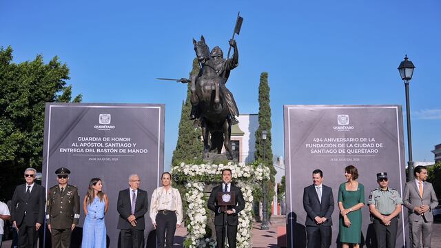 Felifer Macías encabeza Guardia de Honor al Apóstol Santiago