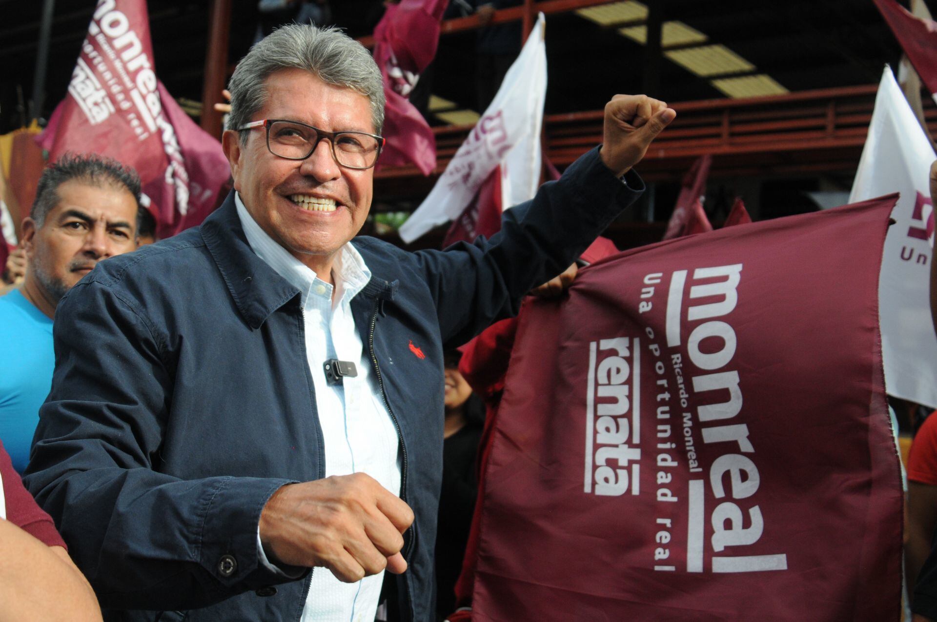 Ricardo Monreal llega con sus simpatizantes en la Alcaldía Venustiano Carranza