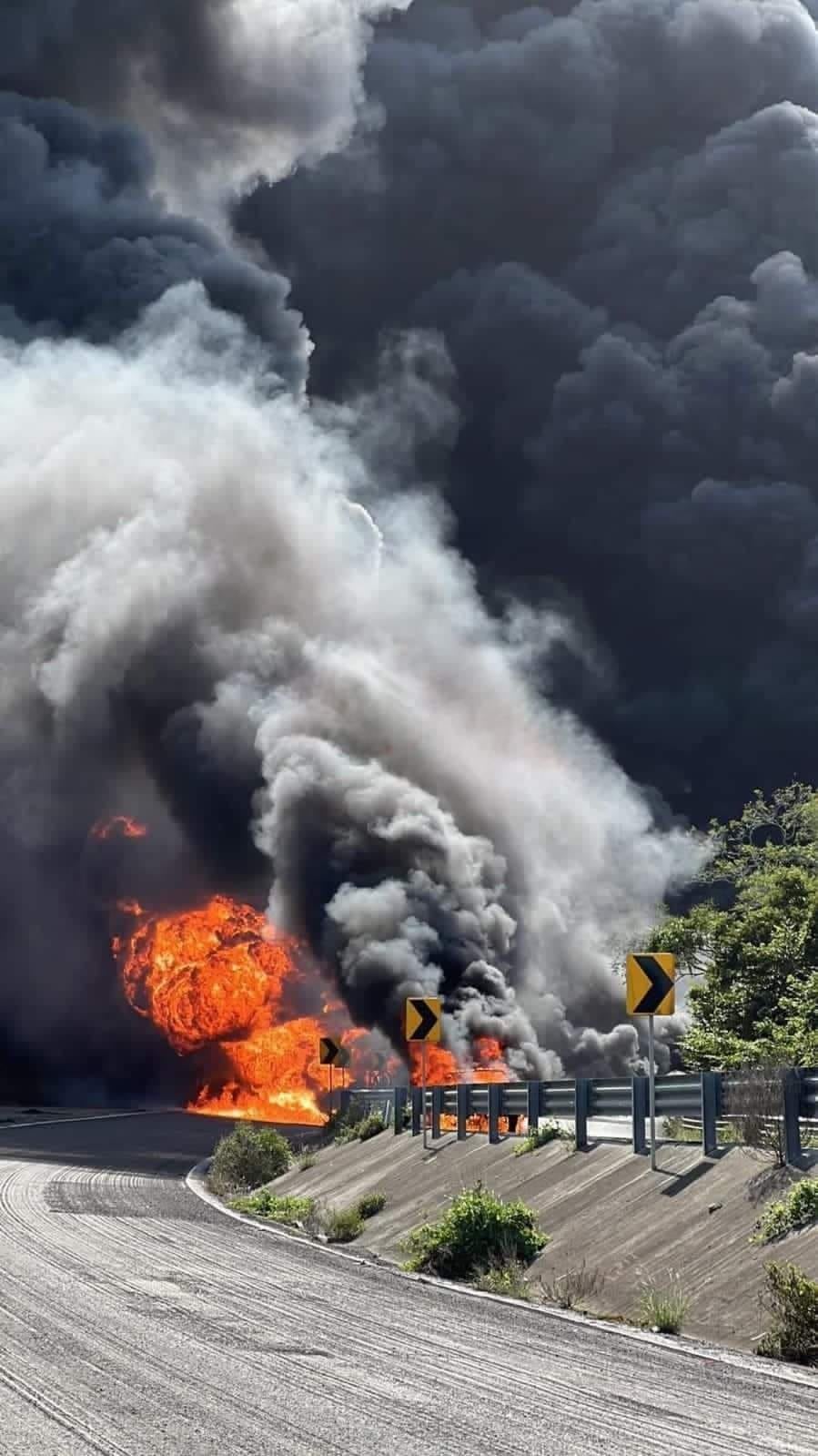 ¿Qué pasó en la carretera Tuxpan-Tampico? Explotan 2 pipas tras chocar y hay dos muertos