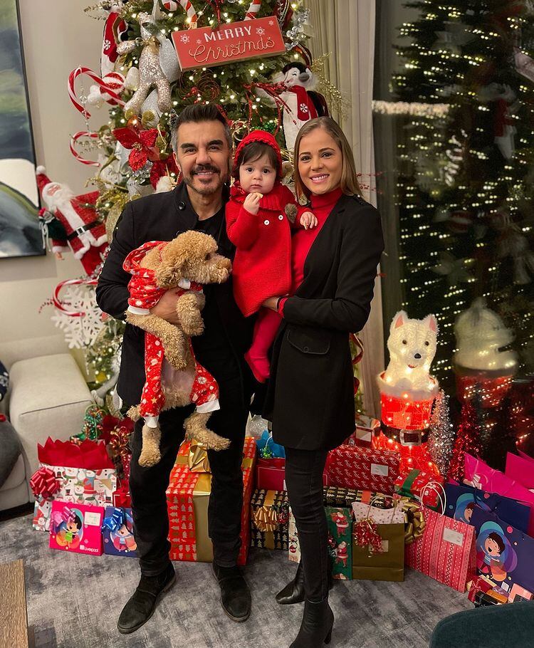 Adrián Uribe celebra fiestas navideñas junto a su familia