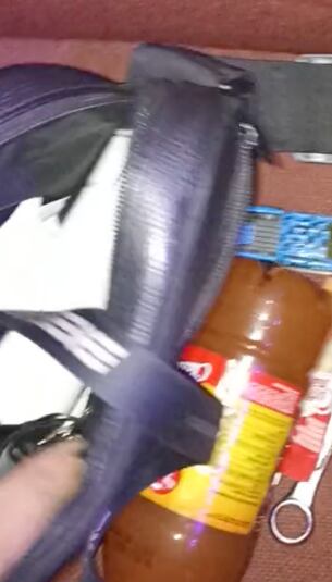 Le aplica operación mochila a su 'carnal'