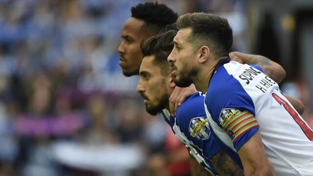 Héctor Herrera observa la tanda de penales.