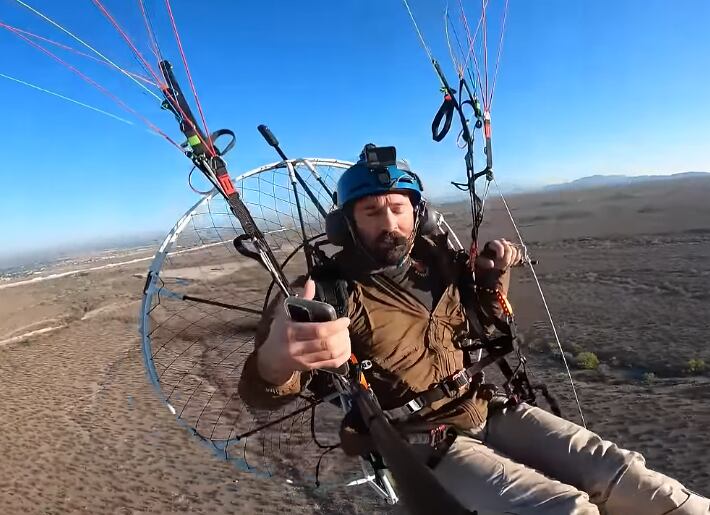 Youtuber cae 25 metros desde paramotor