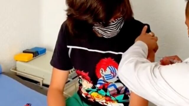 Hijo del Tiktoker poniéndose la vacuna