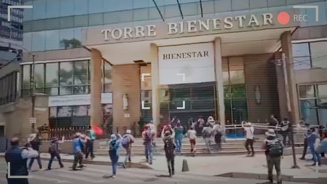 Encapuchados rompen cristales de la Torre del Bienestar durante protesta de la CNTE