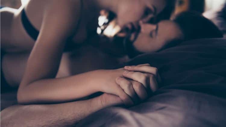 Beso de Singapur: Te decimos qué es y para qué sirve si quieres triunfar como el mejor amante