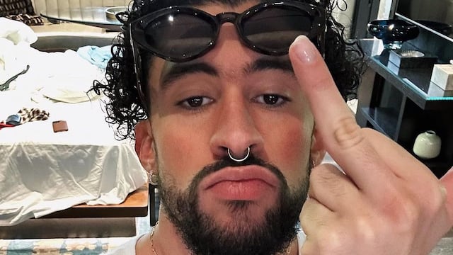 Bad Bunny vuelve a Instagram pintando dedo