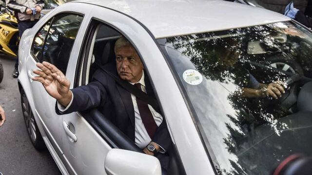 AMLO viajando en un jetta blanco