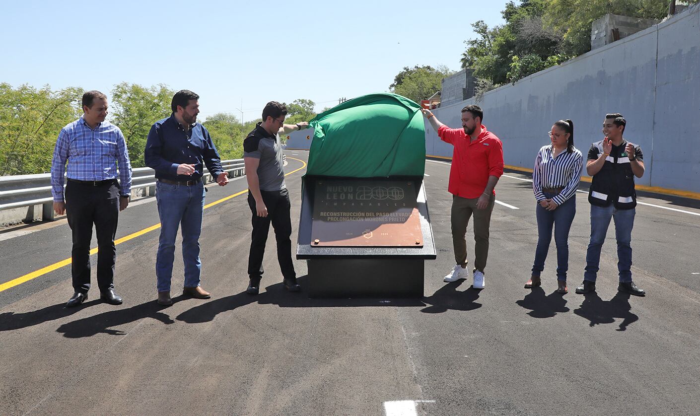 Samuel García develó la placa por los 200 años de Nuevo León