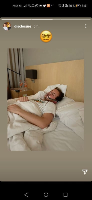 Guy, integrante de 'Disclousure’  con oxígeno.