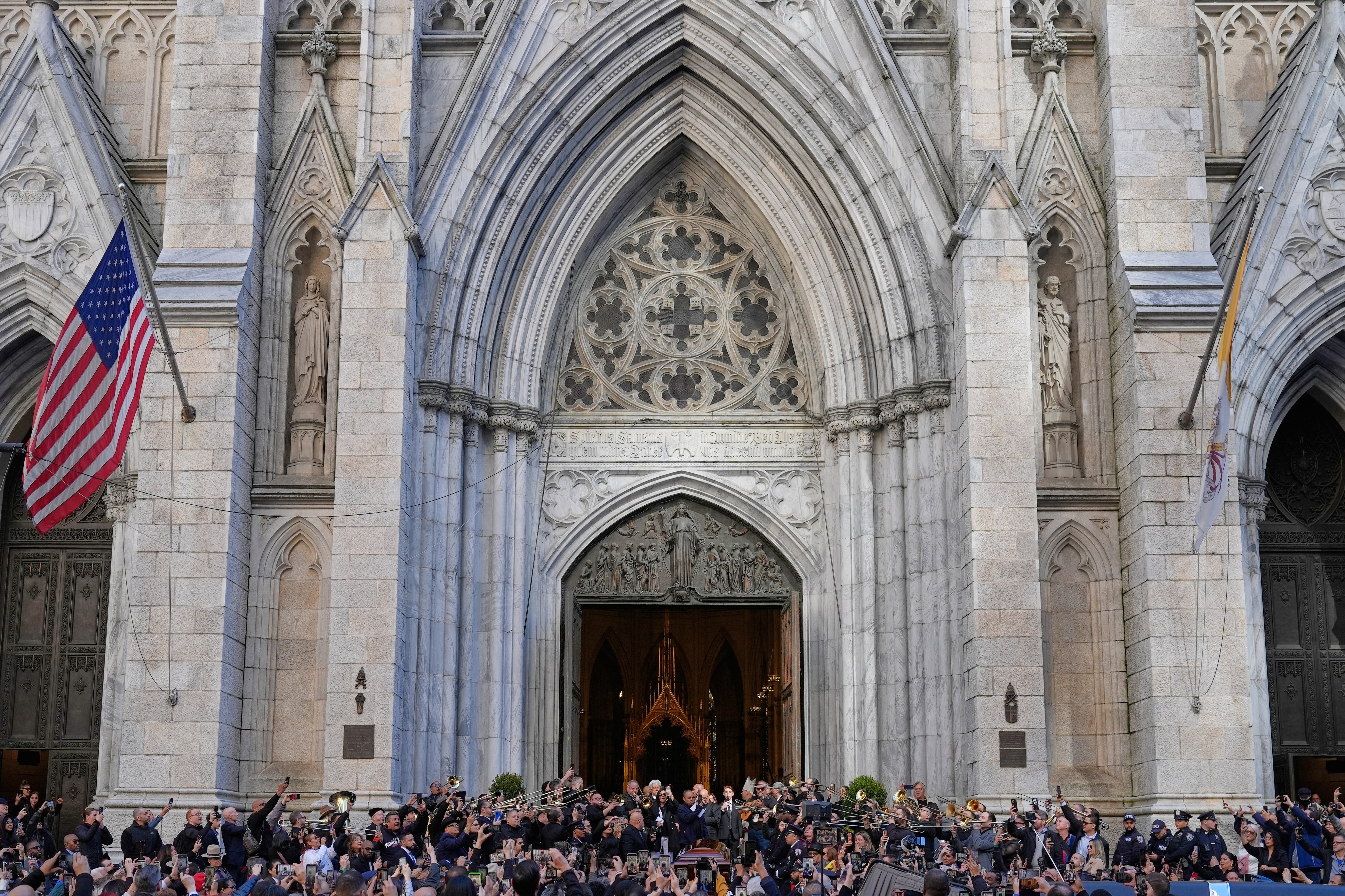 Trombonistas despiden a Willie Colón durante su funeral en Nueva York