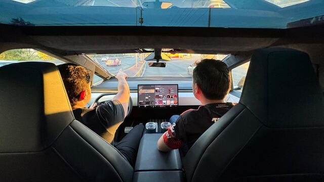 Samuel García, gobernador de Nuevo León y Jorge Álvarez Máynez abordo de una "Cibertruck"