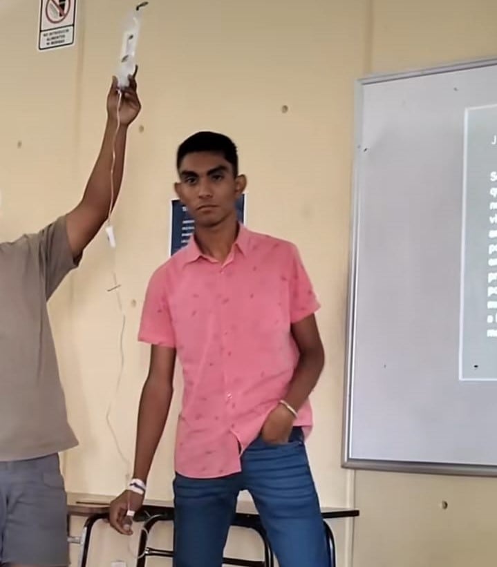 Estudiante de la Universidad Autónoma de Morelos exponiendo con todo y bolsa de suero