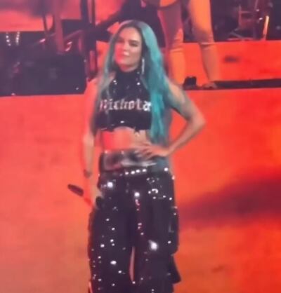 Karol G reclama a fanáticos por no bailar.